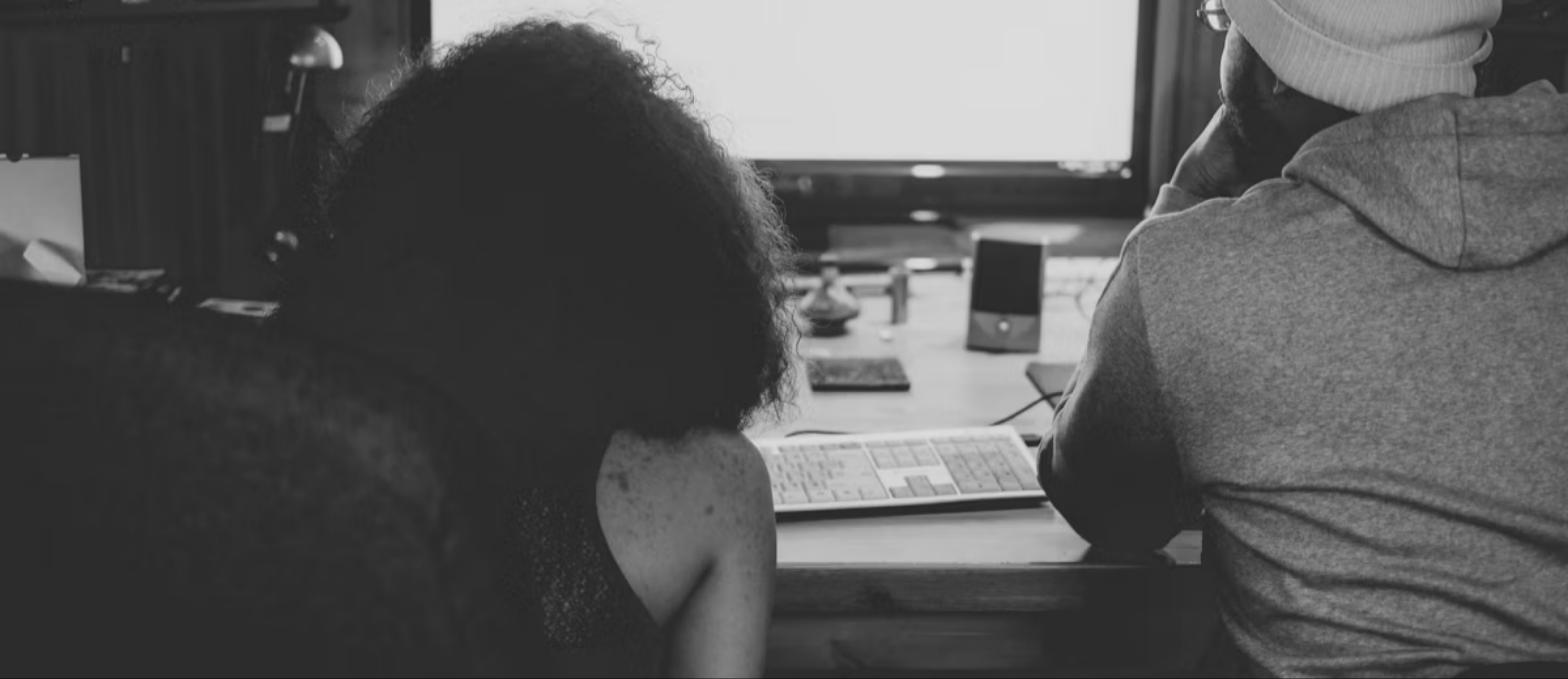 Joven trabajando como freelancer digital en un telecentro